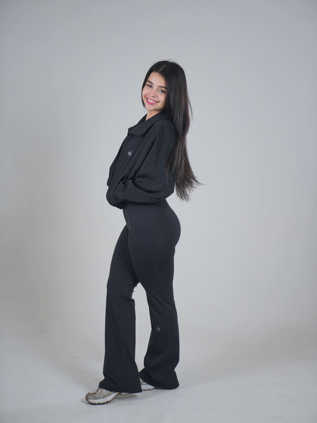 Sport bra y flared leggings.